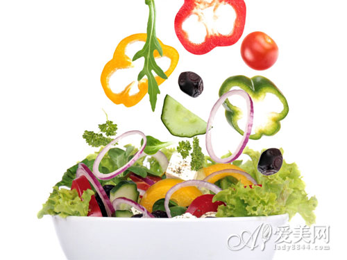  水果榨汁营养低 10种吃法 让食物