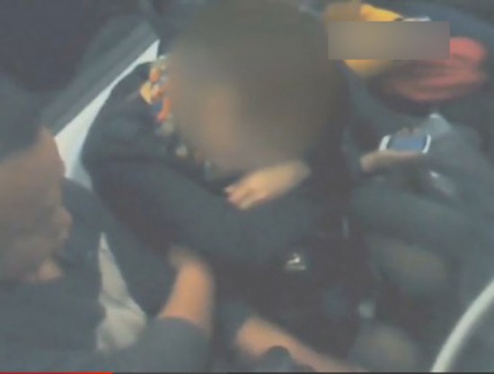 女乘客地铁被摸胸10分钟  女子竟浑然不觉/图