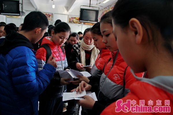 山东四胞胎艺考 复试排队5小时无怨言 山东四胞胎艺考 复试排队5小时无怨言