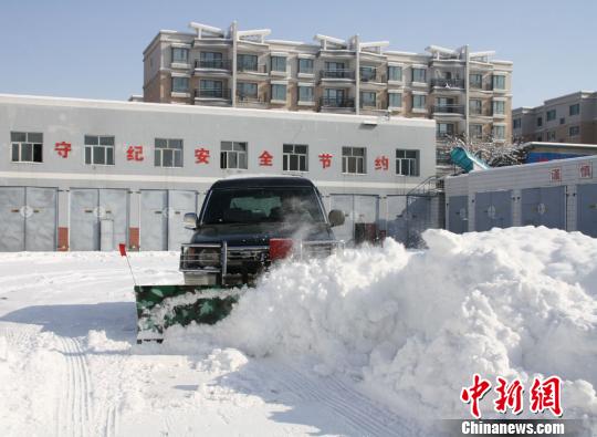 图为新疆边防首台自行研发的推雪车。 王诚 摄