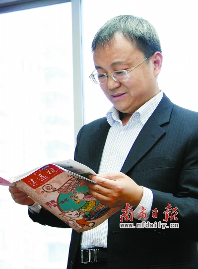 市委常委、宣传部部长崔建军仔细翻阅《清远视界》。 梁素雅 摄