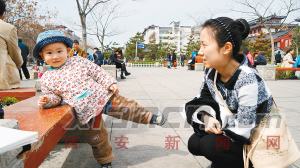 　　张女士说，看着孩子一天天长大，就是幸福