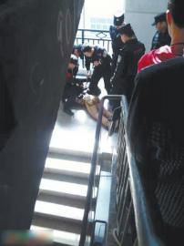 民警和校园保安在楼梯处控制住“闯”校男子。图据网络