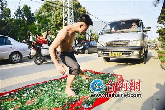 “玻璃达人”秀新技：脚踩玻璃碴嘴拉面包车(图)