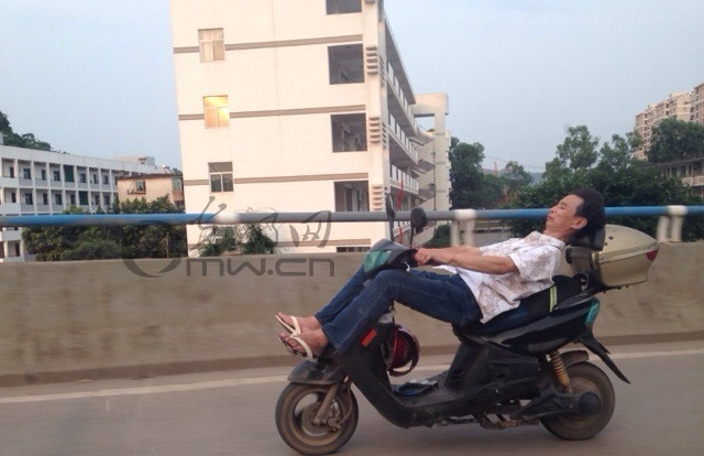男子躺骑电动车 网友讽其“用生命在骑行”