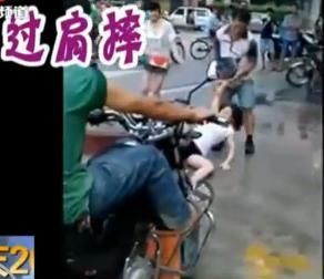 广东一男子当街暴打妻子 拉起过肩摔(图)