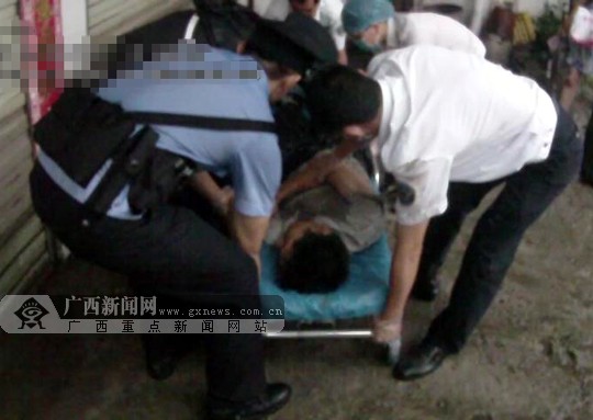 众人将醉酒男子抬上救护担架。南宁市公安局巡警支队供图