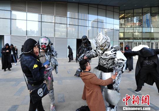 石家庄街头上演抗霾行为艺术大学生扮蜘蛛侠