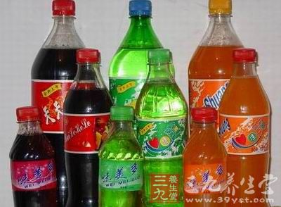 上来就喝碳酸饮料，不仅会让人打嗝、胀肚，而且也会食欲大减