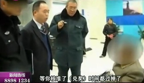 实拍老人被骗中奖要汇款 民警苦劝遭骂