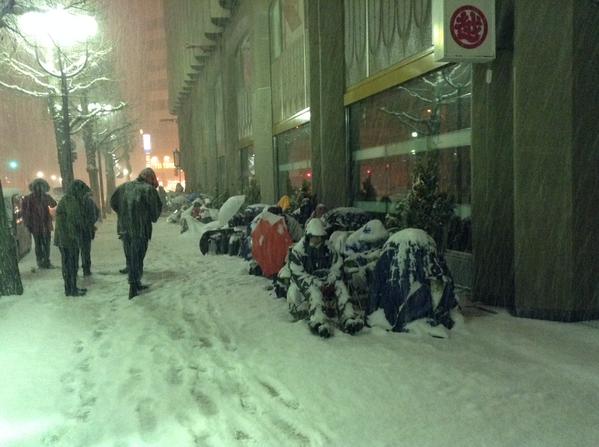 日本果粉连夜冒雪抢福袋 苹果危机管理遭质疑