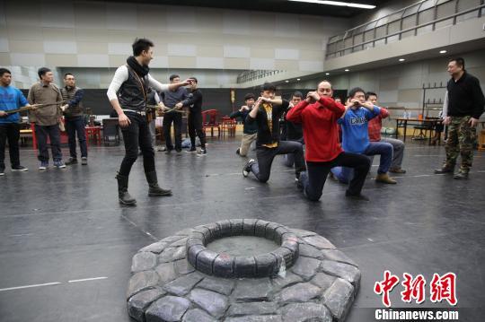 话剧《王府井》排练场迎来“神秘客人”