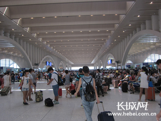 北京铁路局2月10日发送旅客73.92万人，图为石家庄火车站。