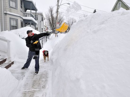 马萨诸塞州到处都是清理积雪的人。