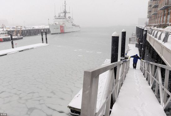 确实没辙了，波士顿打算把积雪倒进海中。
