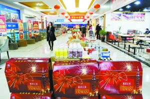 城外诚举办“年货会”，出售新奇年货，成为春节前卖场吸引消费者的一道亮丽风景。