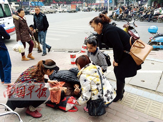 七旬老人等出租车时突然摔倒 热心市民伸援手(图)