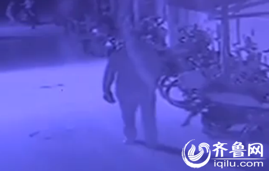 监控视频拍摄到的该男子作案画面