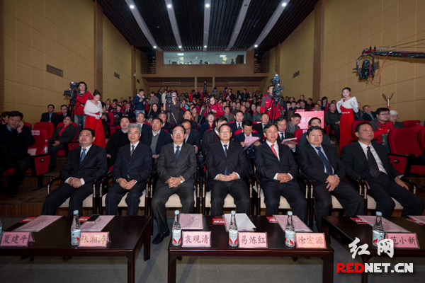 湖南省委常委、长沙市委书记易炼红（右四），长沙市委副书记徐宏源（右三），长沙市人大常委会主任袁观清（左三），长沙市政协主席范小新（右二）等领导出席活动。