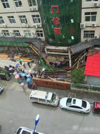 医院门头坍塌砸中女患者