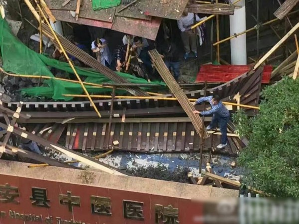 医院门头坍塌砸中女患者