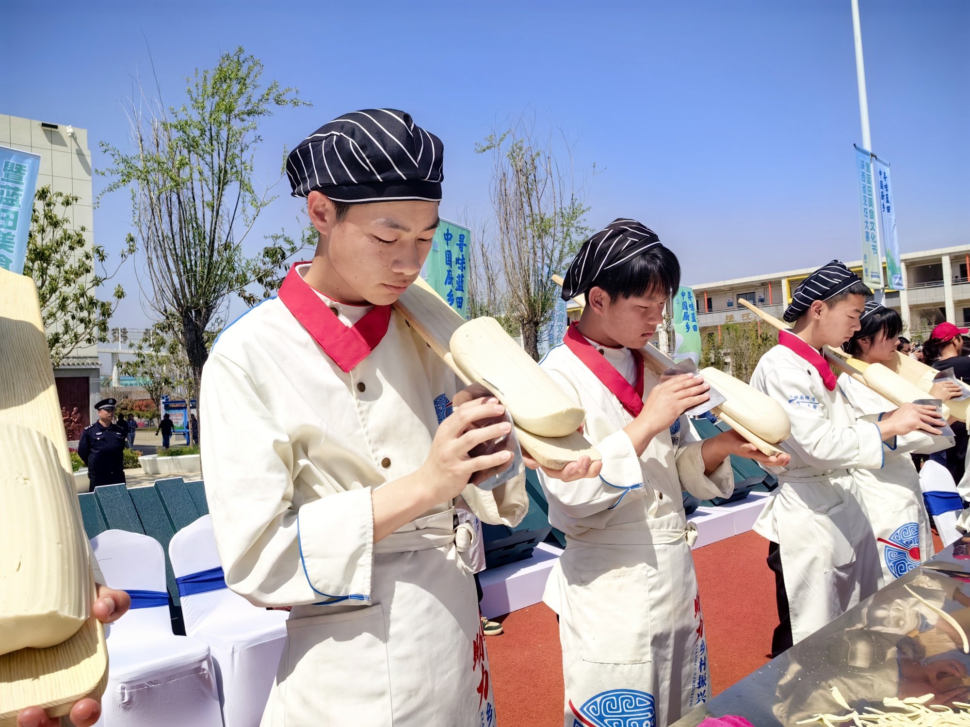 学生正在展示刀工 （央广网见习记者 陈锵 摄）