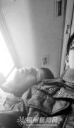 福州公交上演温情一幕小伙借肩膀给陌生人睡觉