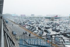 郑州机场发停车难预警 十一黄金周暂停过夜停车业务