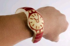 日本网友用真苹果雕刻“苹果手表”引热议(图)