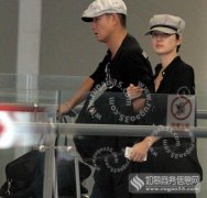 文章马伊琍情侣装现身上海机场 看似非常恩爱