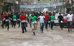最危险比赛:叙利亚阿勒颇民众在战火未熄街头赛跑(组图)