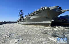 美国极寒天气航母陷入浮冰