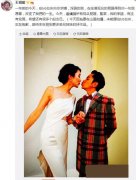 王祖蓝纪念向妻子求婚一周年 妻子低头亲吻老公