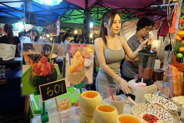 泰国夜市美女老板爆红 网友：想去朝圣