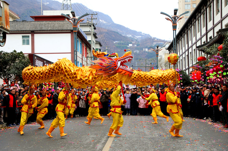 永乐街道举办迎新春舞狮子游龙灯活动