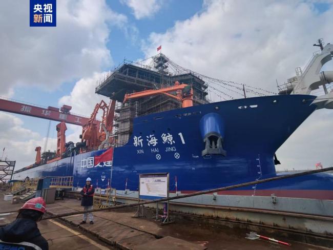 我国首艘分布式泵舱超大型自航耙吸挖泥船下水